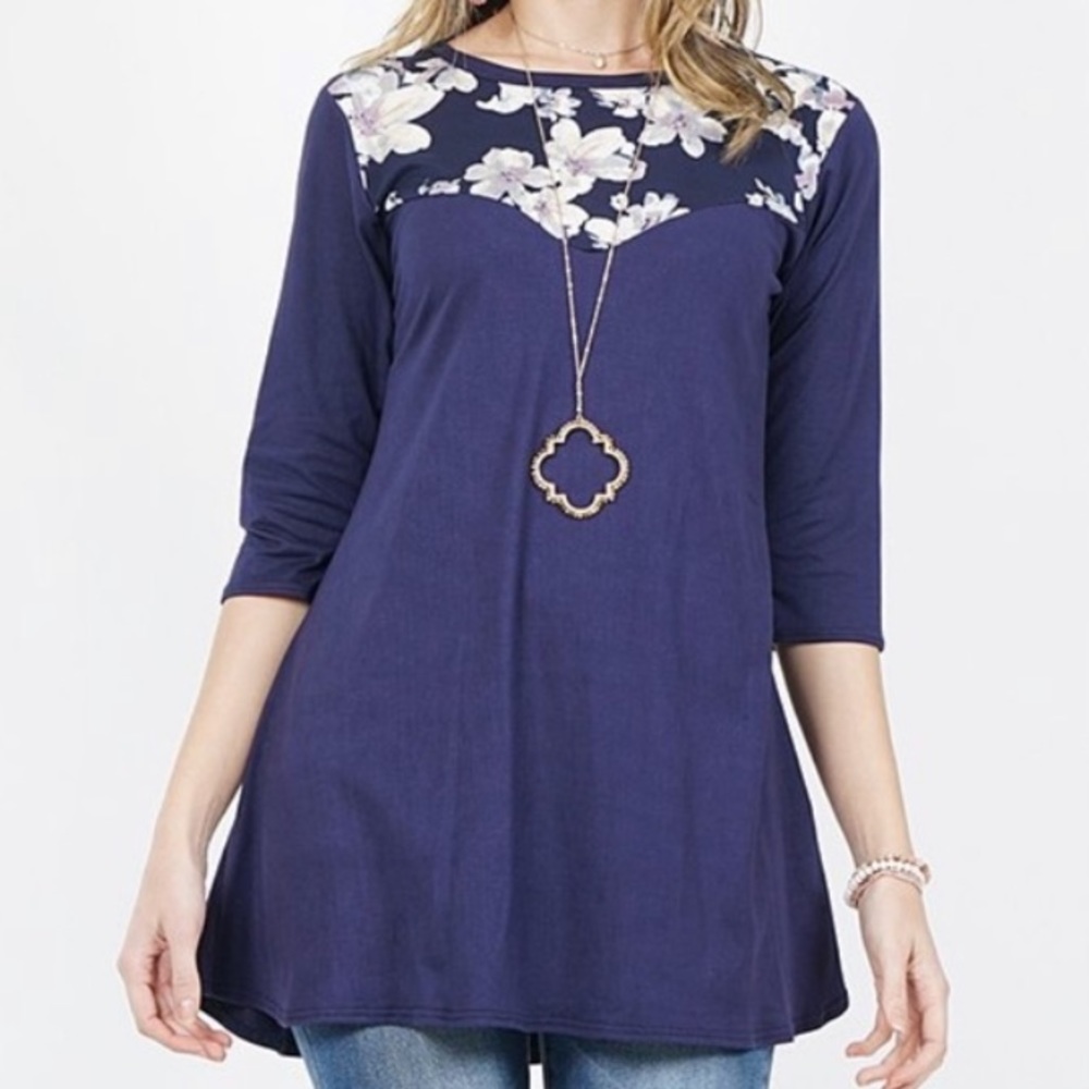 Navy Floral-Accent Three Quarter Sleeve Top, M